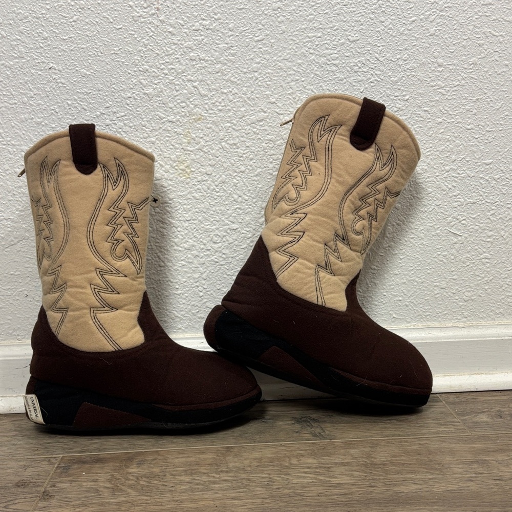 Kids Unisex Tan and Brown Western Boots slippers. Sz3